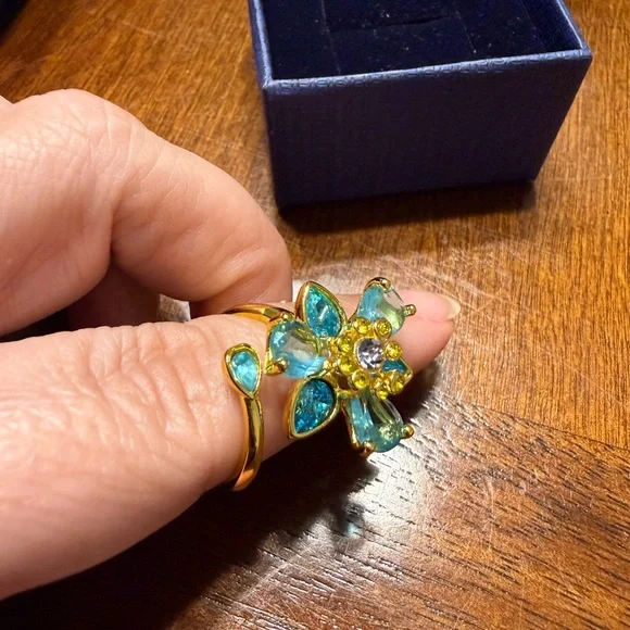 NEW Swarovski Idyllia ring Mixed cuts Flower blue Gold-tone plated Size 7 Box - Picture 4 of 9